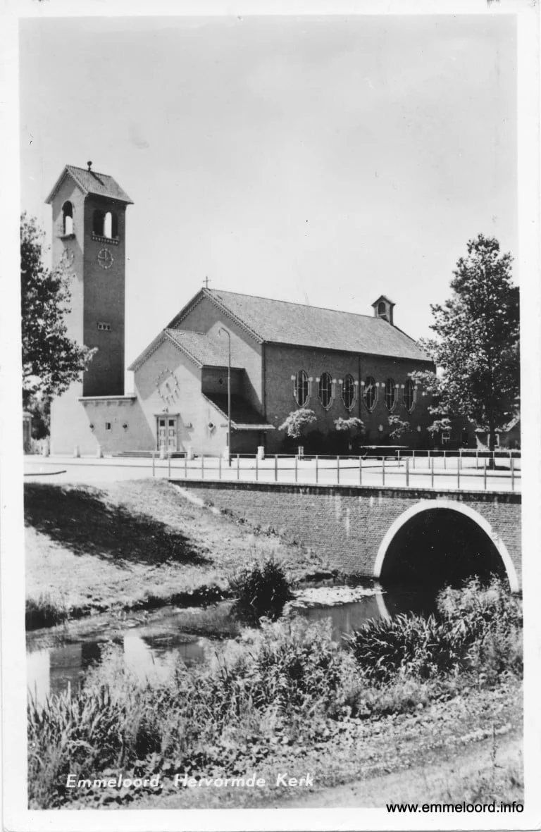 Kerk-Hoeksteen25.jpg Kerk-Hoeksteen25.jpg